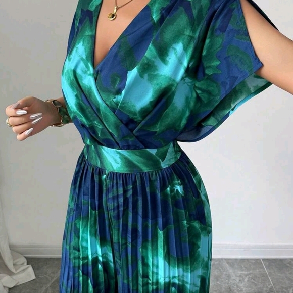 Elegant Green Pleated Jumpsuit - Picture 3 of 5